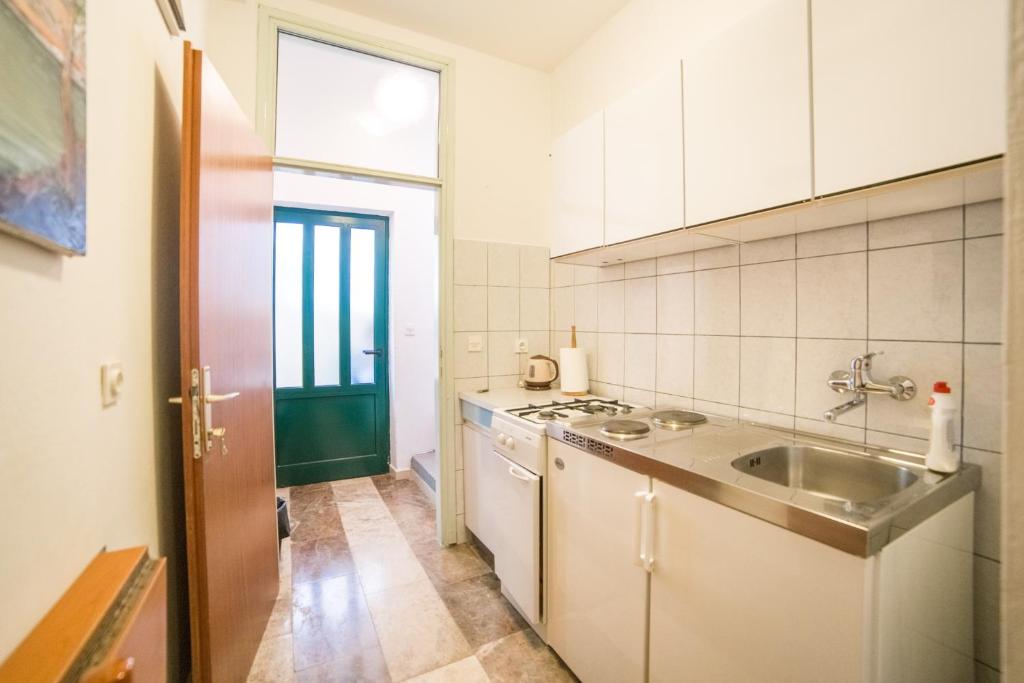 Kuchyň nebo kuchyňský kout v ubytování Apartment Cvita