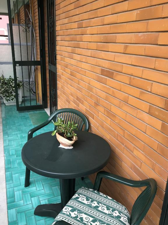 A seating area at BLUE Apartment