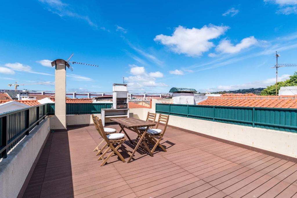 Homey Apartment with spacious rooftop terraceにあるバルコニーまたはテラス