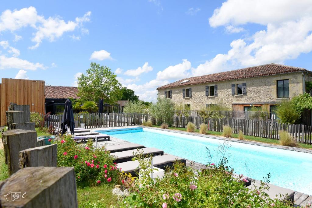 Bazén v ubytování Le Domaine de Baulieu, Singuliers Hotels nebo v jeho okolí