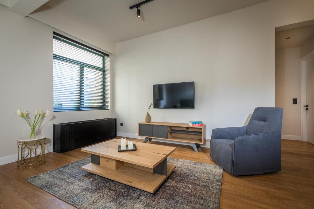 TV a/nebo společenská místnost v ubytování Klepsydra Urban Suites