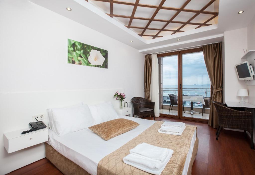 1 dormitorio con 1 cama y vistas al océano en Buyukada Comfort, en Büyükada