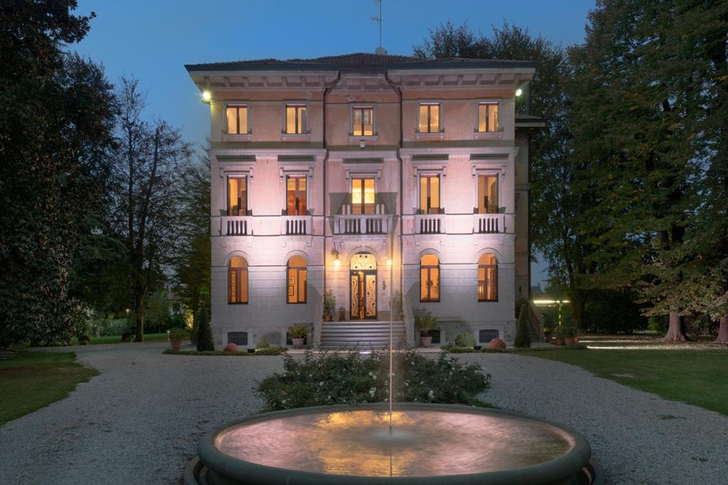 ein großes Gebäude mit einem Brunnen davor in der Unterkunft Villa Paola in Sabbioncello