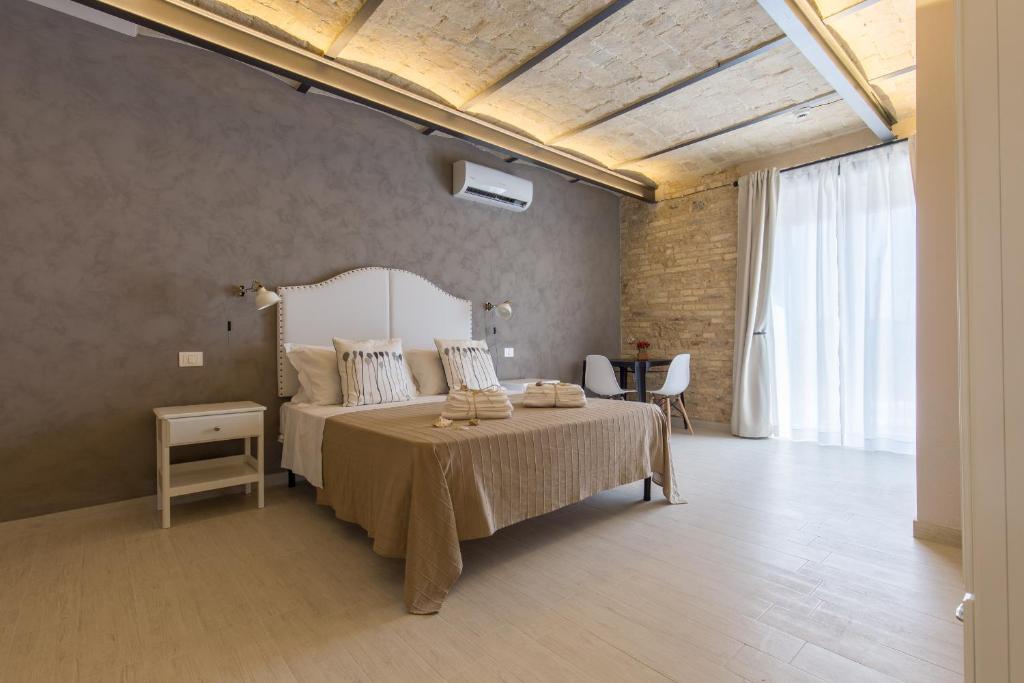 Postel nebo postele na pokoji v ubytování Al Faro Bianco B&B e Residence con parcheggio