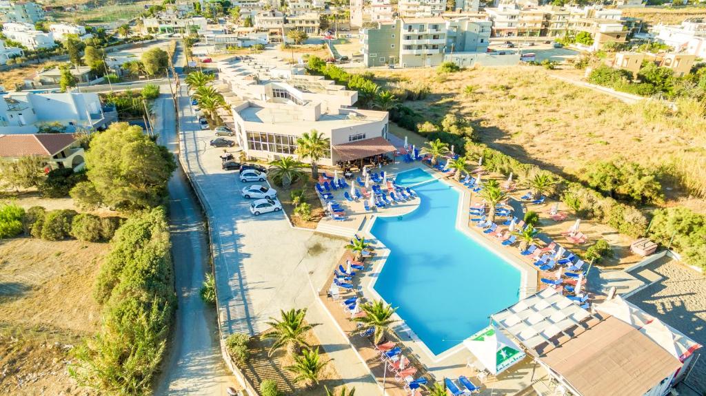 Bazén v ubytování Akti Corali Hotel nebo v jeho okolí