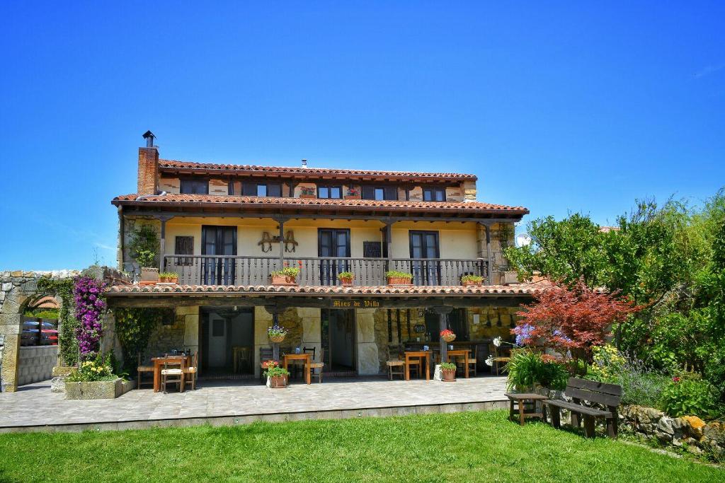 Cette grande maison dispose d'une terrasse. dans l'établissement Mies de Villa, à Somo