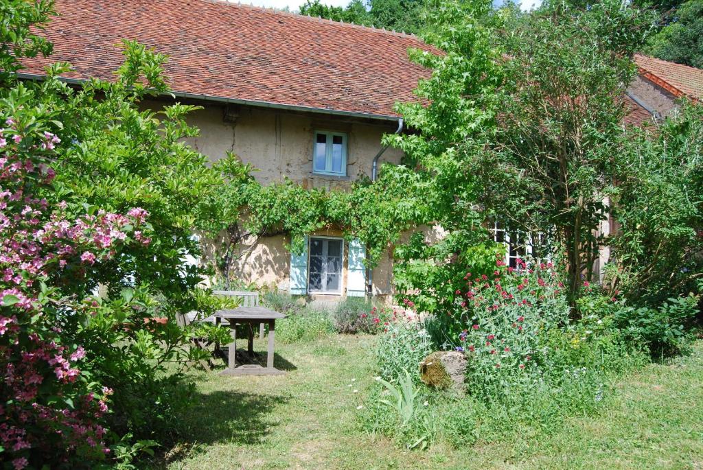 une maison ancienne avec un jardin en face dans l'établissement La Tour, à Marcilly-la-Gueurce