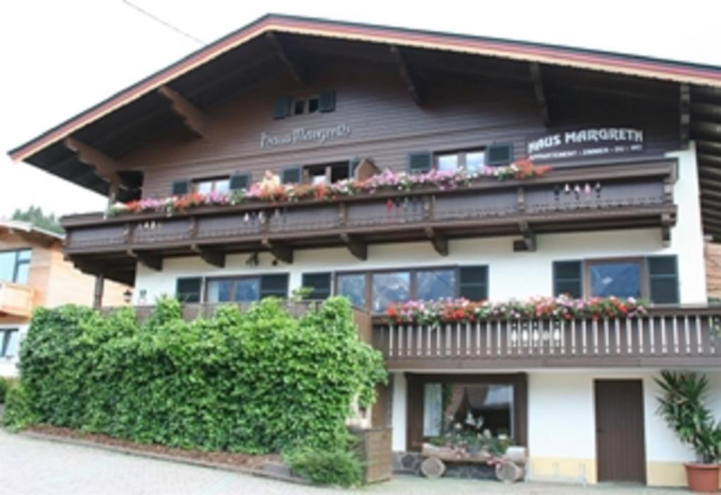 un edificio con balcone fiorito di Haus Margreth a Ellmau