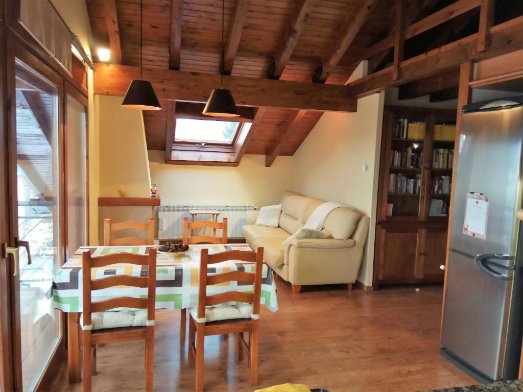 cocina y sala de estar con mesa y sillas en Apartamento Mirador Del Puigmal, en Puigcerdà