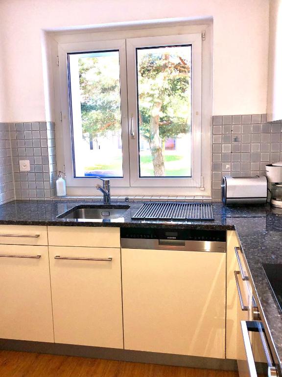 Kuchyň nebo kuchyňský kout v ubytování Konstanz nähe, ruhiges 4-Zim-Wohnung bis 8 Personen