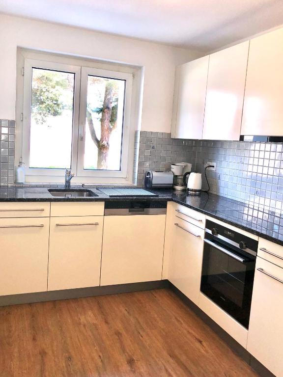 Kuchyň nebo kuchyňský kout v ubytování Konstanz nähe, ruhiges 4-Zim-Wohnung bis 8 Personen