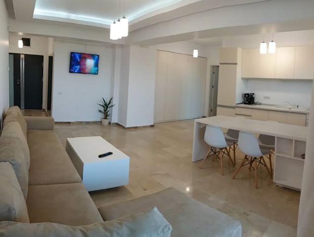 Een zitgedeelte bij Sophia Sunrise Seaview Mamaia Serviced Apartment