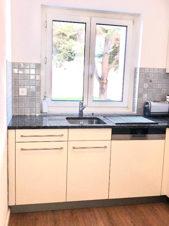 Kuchyň nebo kuchyňský kout v ubytování Konstanz nähe, ruhiges 4-Zim-Wohnung bis 8 Personen