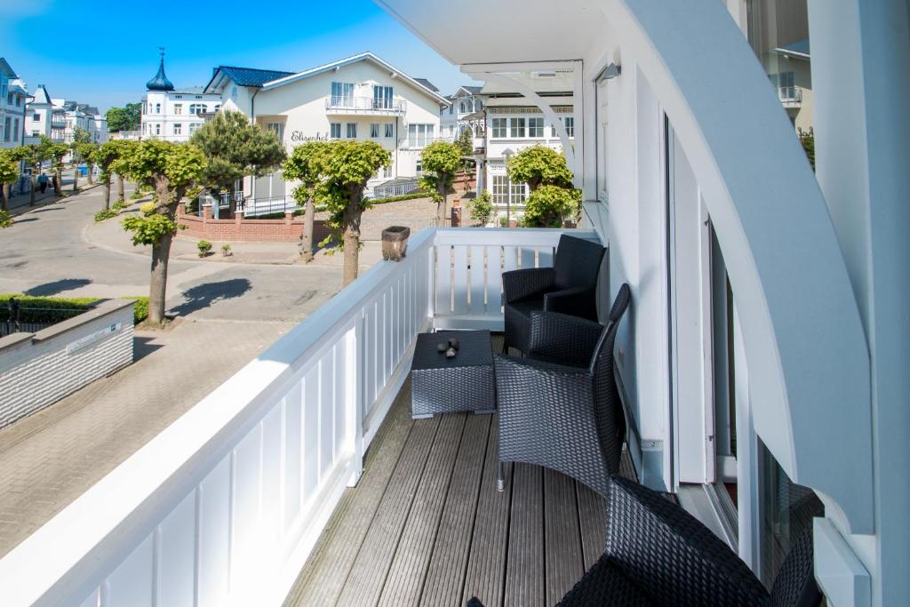 En balkon eller terrasse på Villa Hansa Binz App 4 am Kurpark Meine Ferienzeit