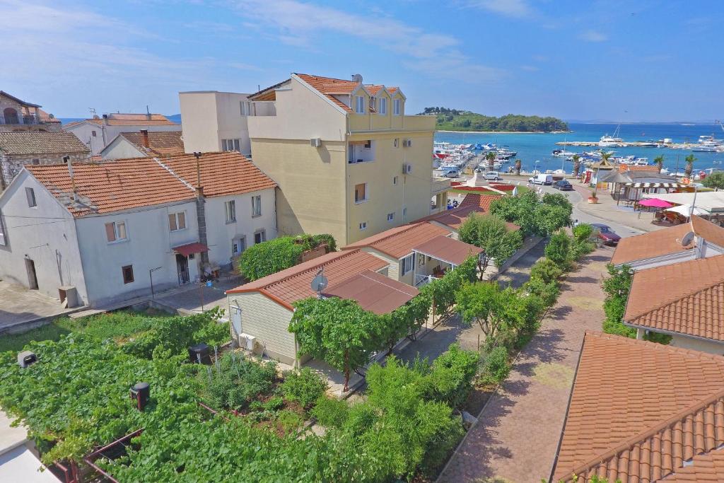 une vue aérienne sur une ville avec des maisons et l'eau dans l'établissement Lavender Mobile Houses, à Pakoštane