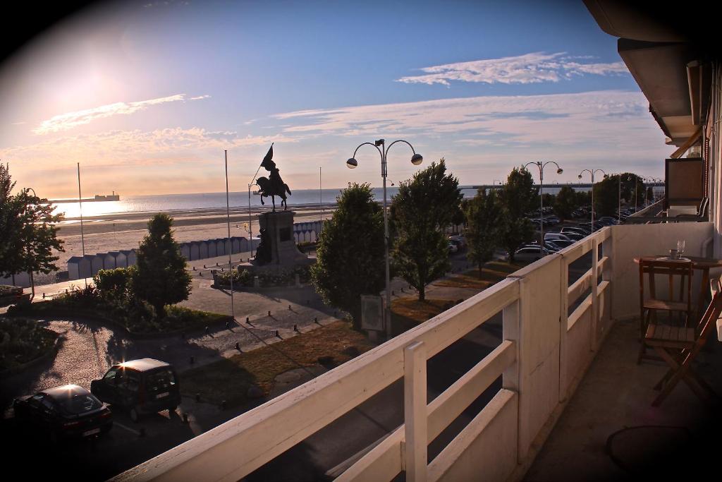 balkon z widokiem na plażę i pomnik w obiekcie Le Bain de mer w mieście Boulogne-sur-Mer