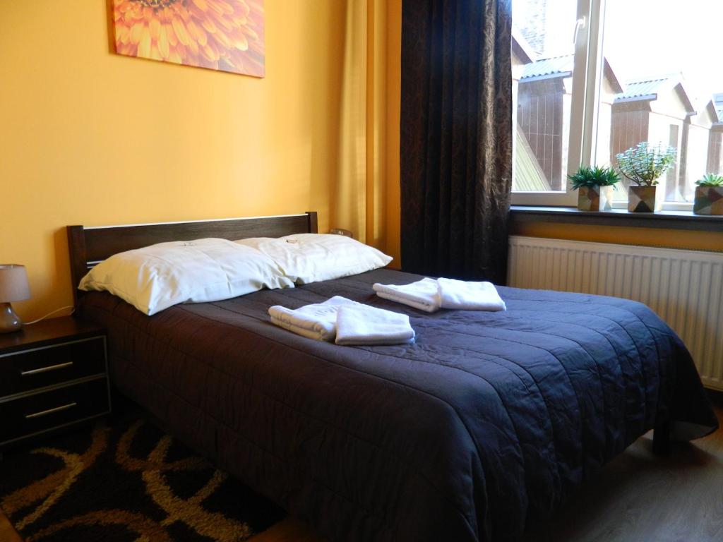 sypialnia z łóżkiem z dwoma ręcznikami w obiekcie Pokoje Integro w Szczecinie