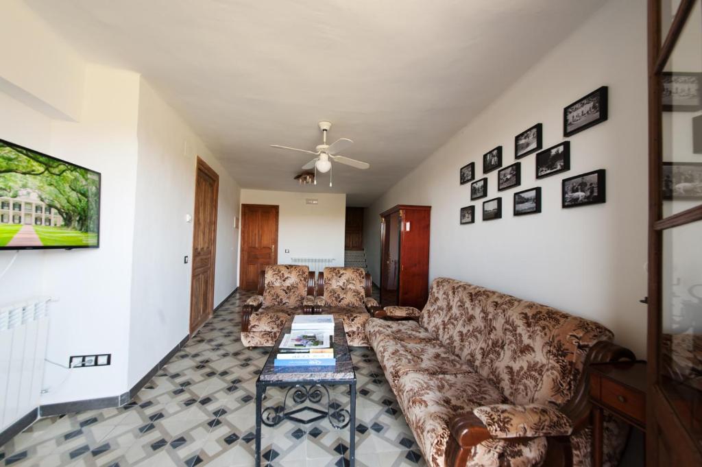 salon z kanapą i stołem w obiekcie Casa Dominica w mieście Graus