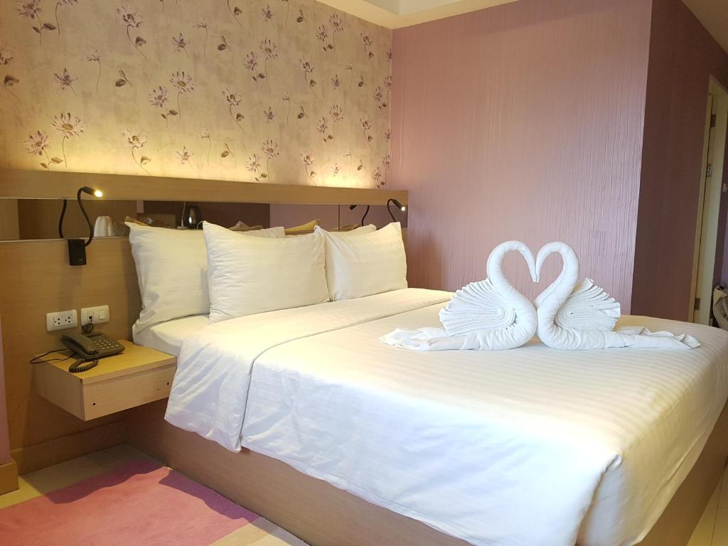 Postel nebo postele na pokoji v ubytování Kavin Buri Green Hotel
