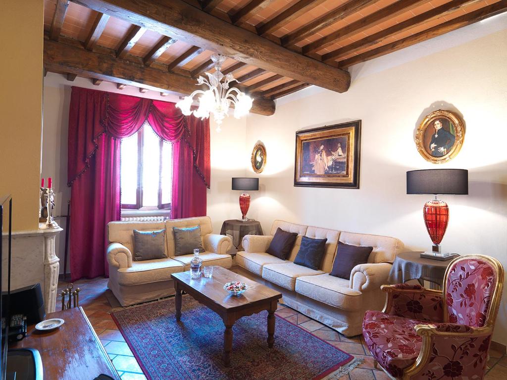 sala de estar con sofá y mesa en Porta nuova home, en Colle Val D'Elsa