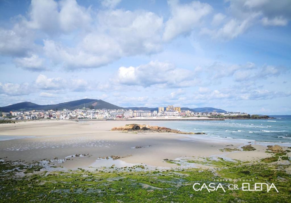 a view of a beach with a city in the background at Casa Elena Turismo Rural in Reinante