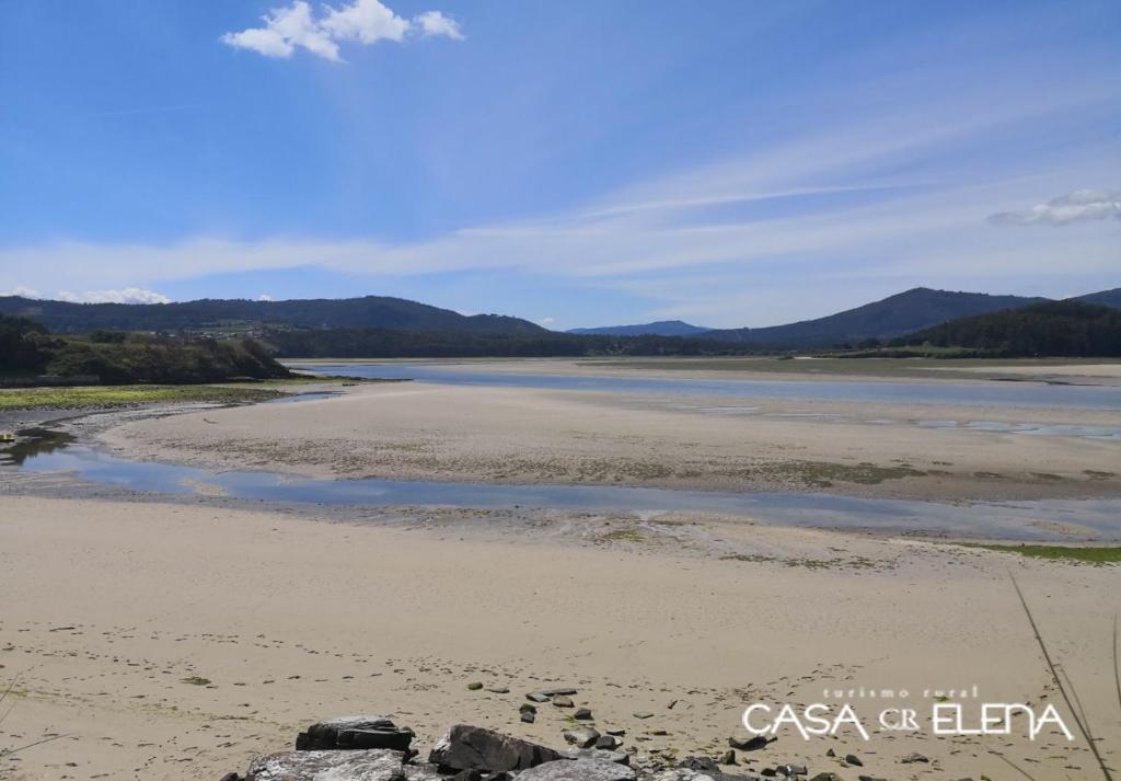 a view of a river with mountains in the background at Casa Elena Turismo Rural in Reinante