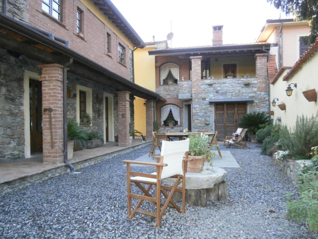 een binnenplaats van een huis met een stoel en een tafel bij La cascina di Anna in Beverino