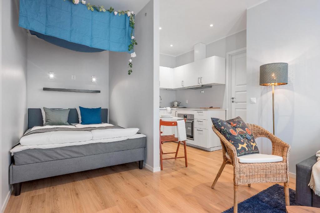 1 dormitorio pequeño con 1 cama y cocina en NG Apartments en Bergen