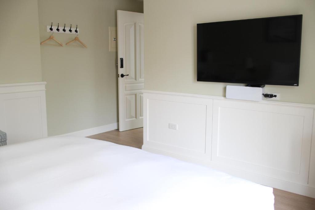 TV a/nebo společenská místnost v ubytování Notting Leaf B&B