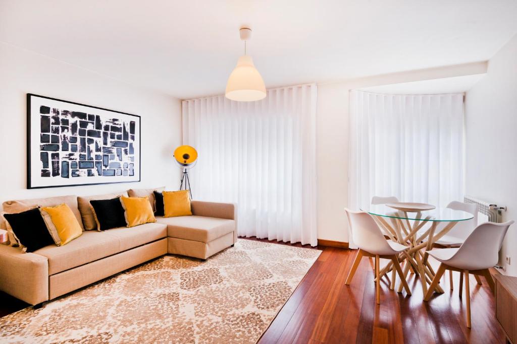 un soggiorno con divano e tavolo di BmyGuest - Central Garage Apartment a Lisbona