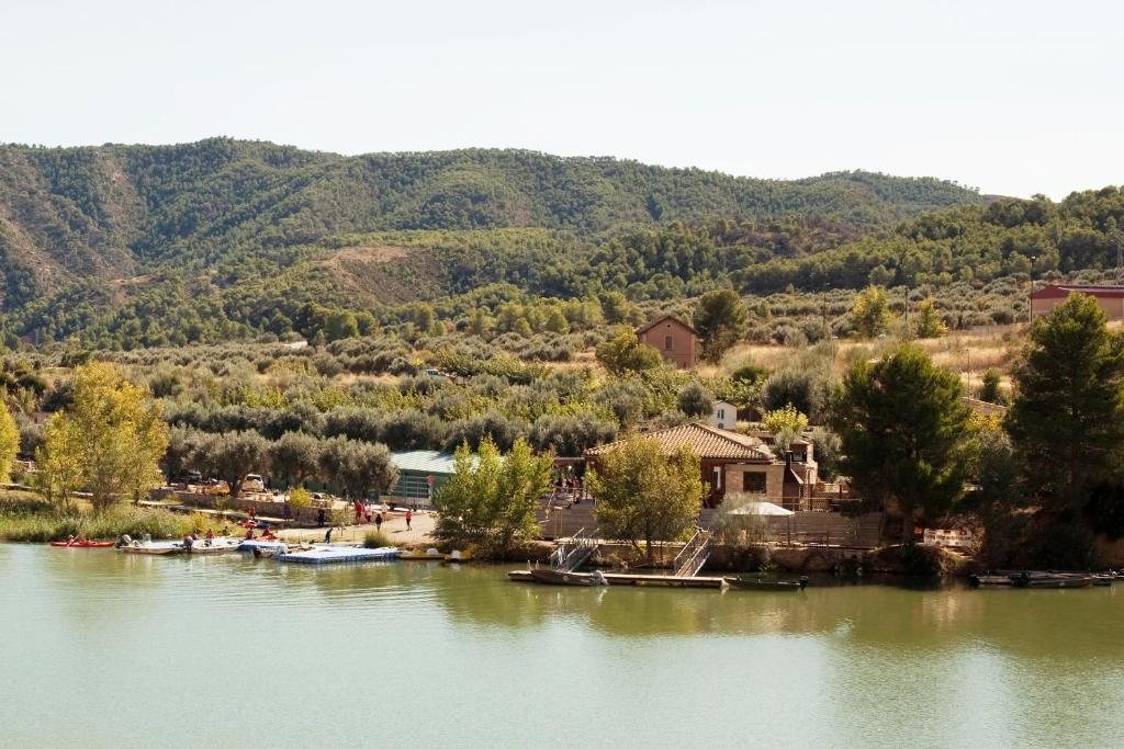 vistas a un lago con barcos en el agua en Camping Port Massaluca, en Pobla de Masaluca