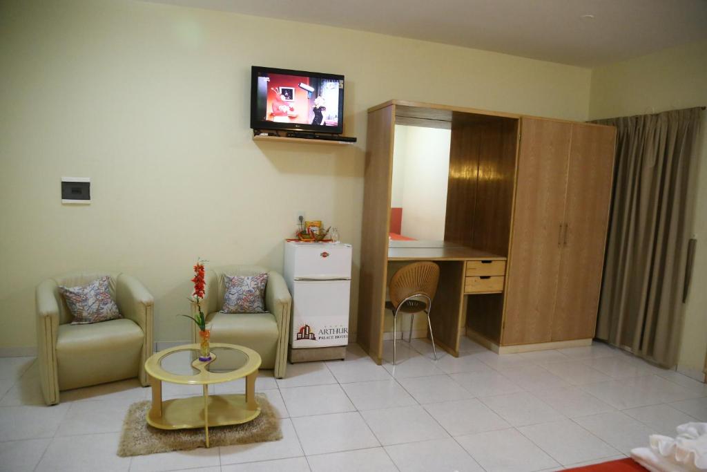 TV a/nebo společenská místnost v ubytování Arthur Palace Hotel