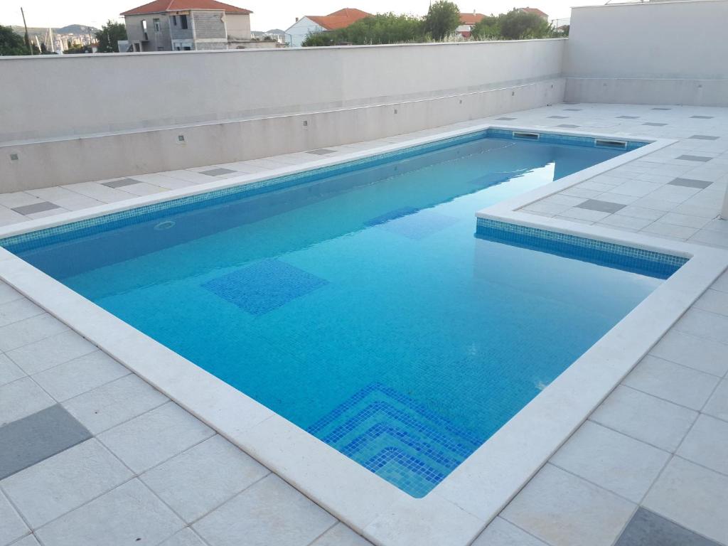 basen na dachu domu w obiekcie Apartment Marina w Trogirze