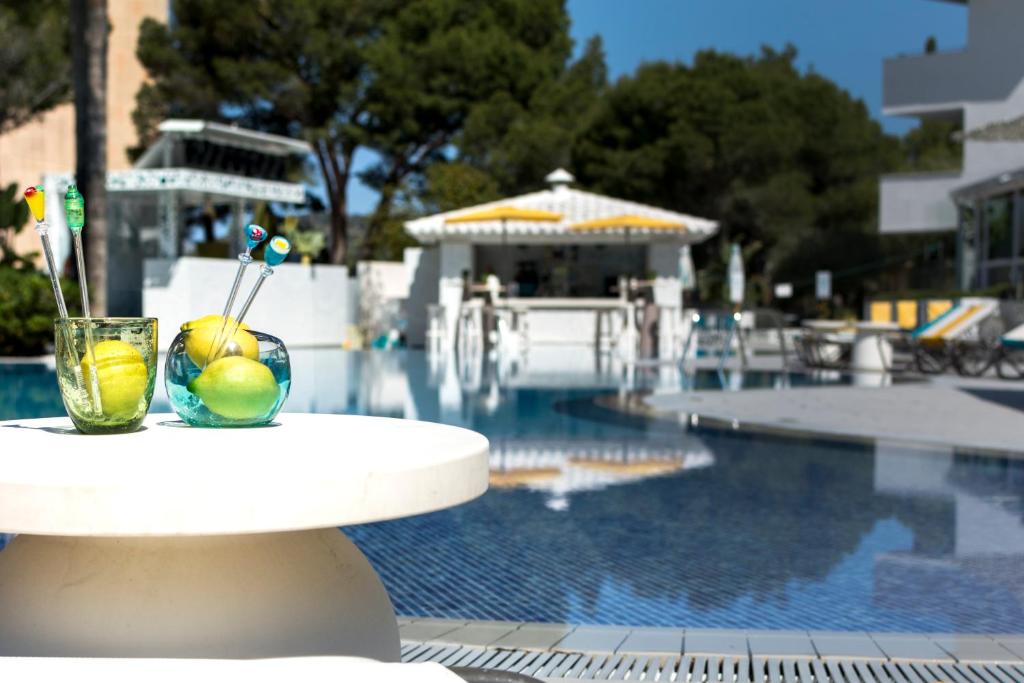 Bazén v ubytování Sotavento Club Apartments - Adults Only nebo v jeho okolí
