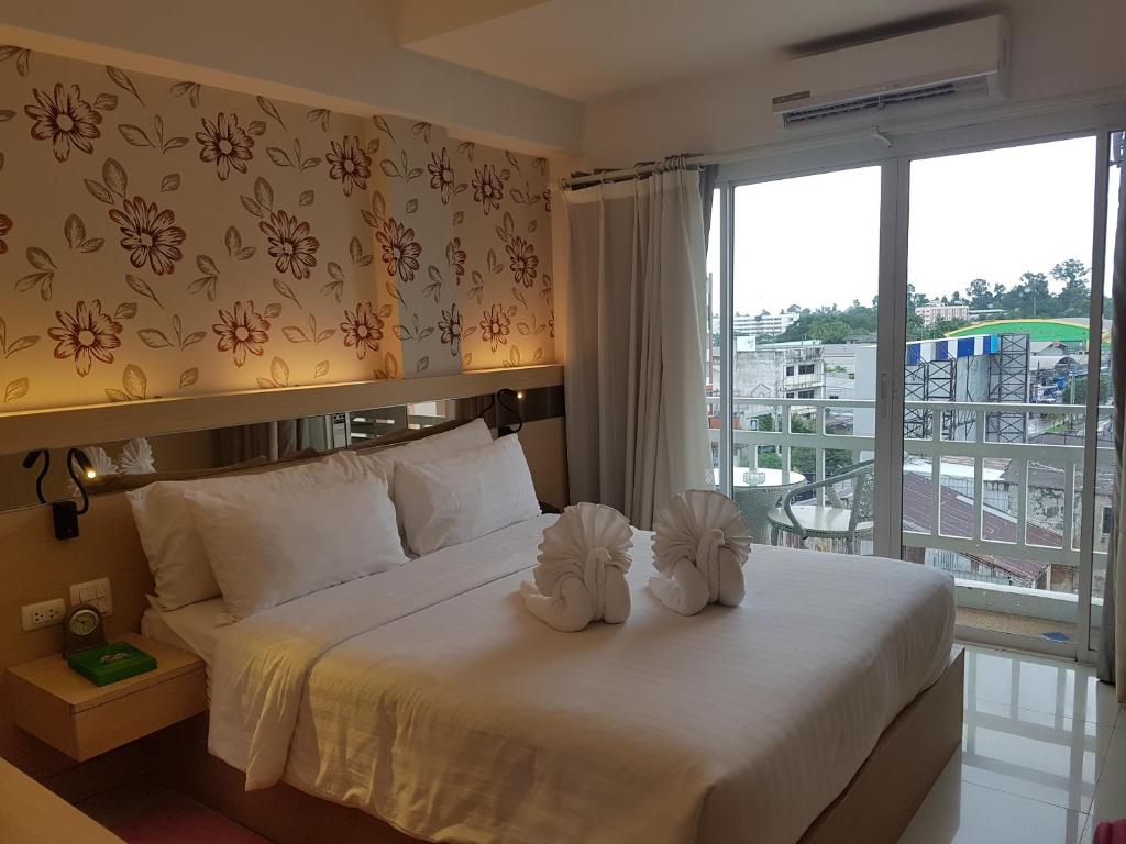 Postel nebo postele na pokoji v ubytování Kavin Buri Green Hotel
