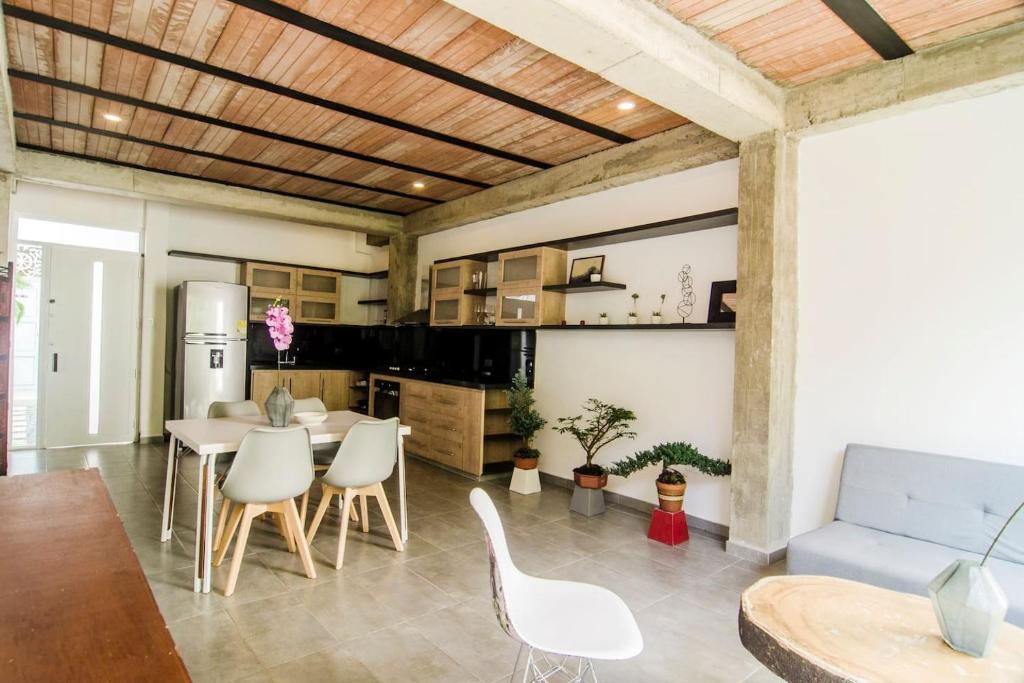 Kuchyň nebo kuchyňský kout v ubytování Moonshine Boutique Hostal