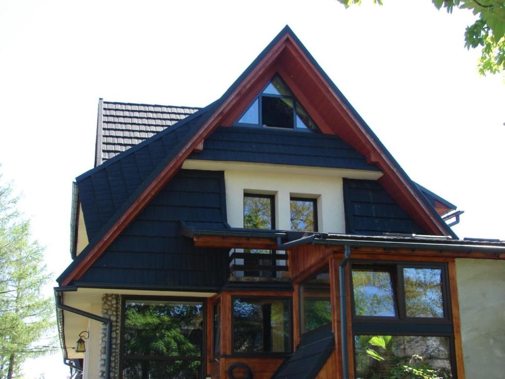 ザコパネにあるWynajem Pokoi Franciszek Wolskiの窓付きの家