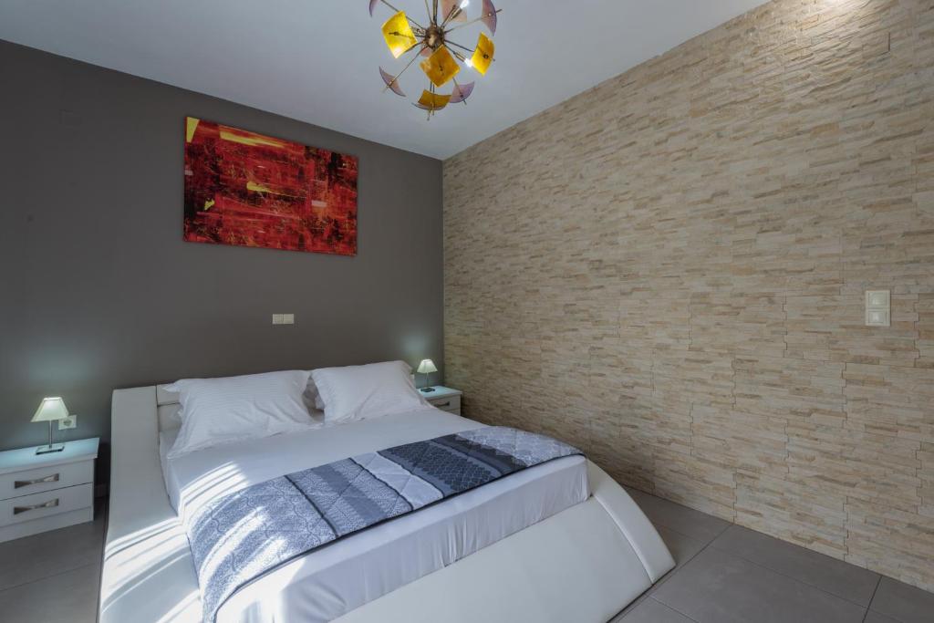 Postel nebo postele na pokoji v ubytování Peristera Apartments