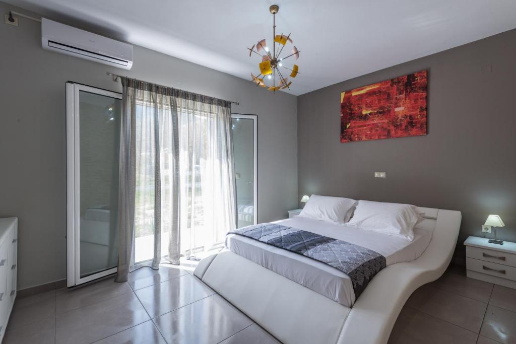 Postel nebo postele na pokoji v ubytování Peristera Apartments