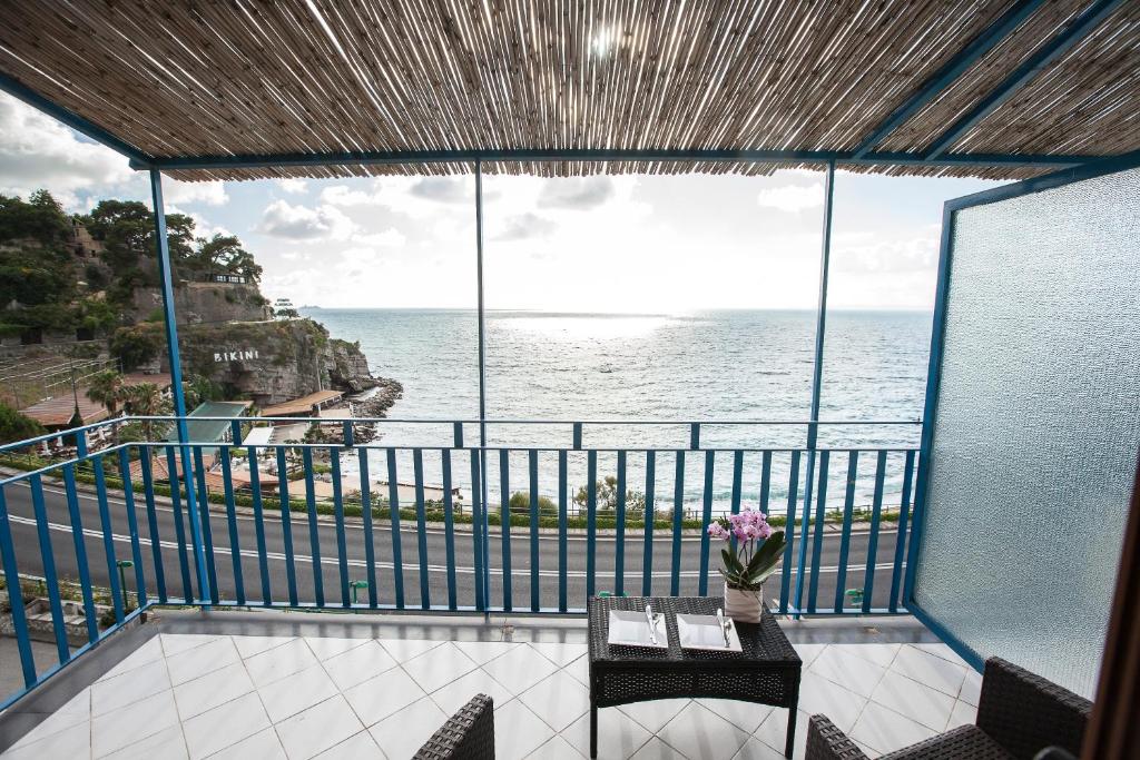 balcón con vistas al océano en Oasi Relais, en Vico Equense