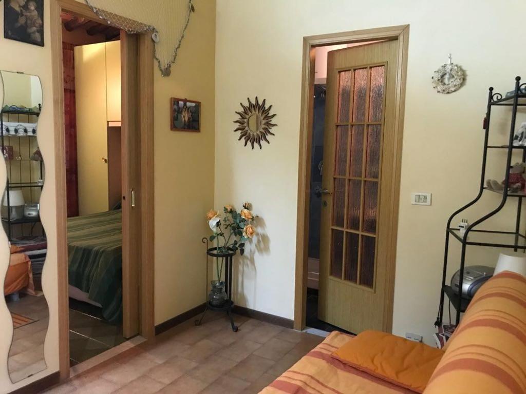 een kamer met een bed en een deur met een spiegel bij Casina Mery Silvia in Rio Marina
