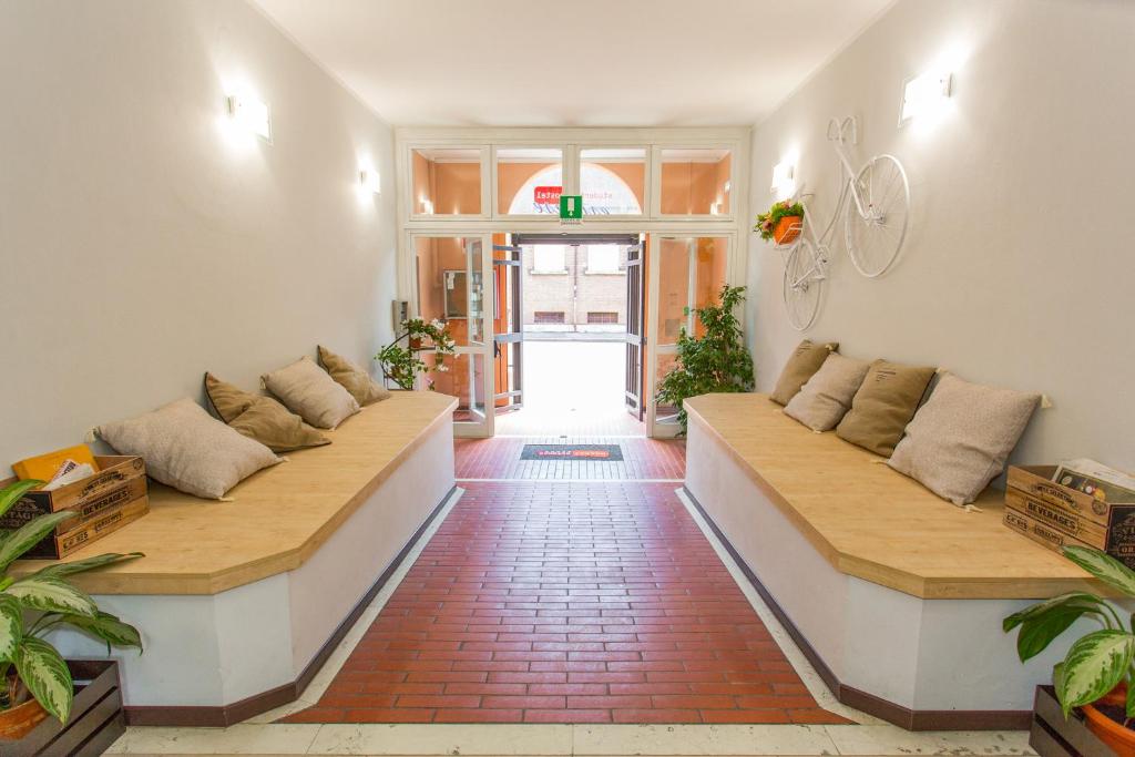 ein Zimmer mit zwei langen Sofas in einem Raum in der Unterkunft Student's Hostel Estense in Ferrara