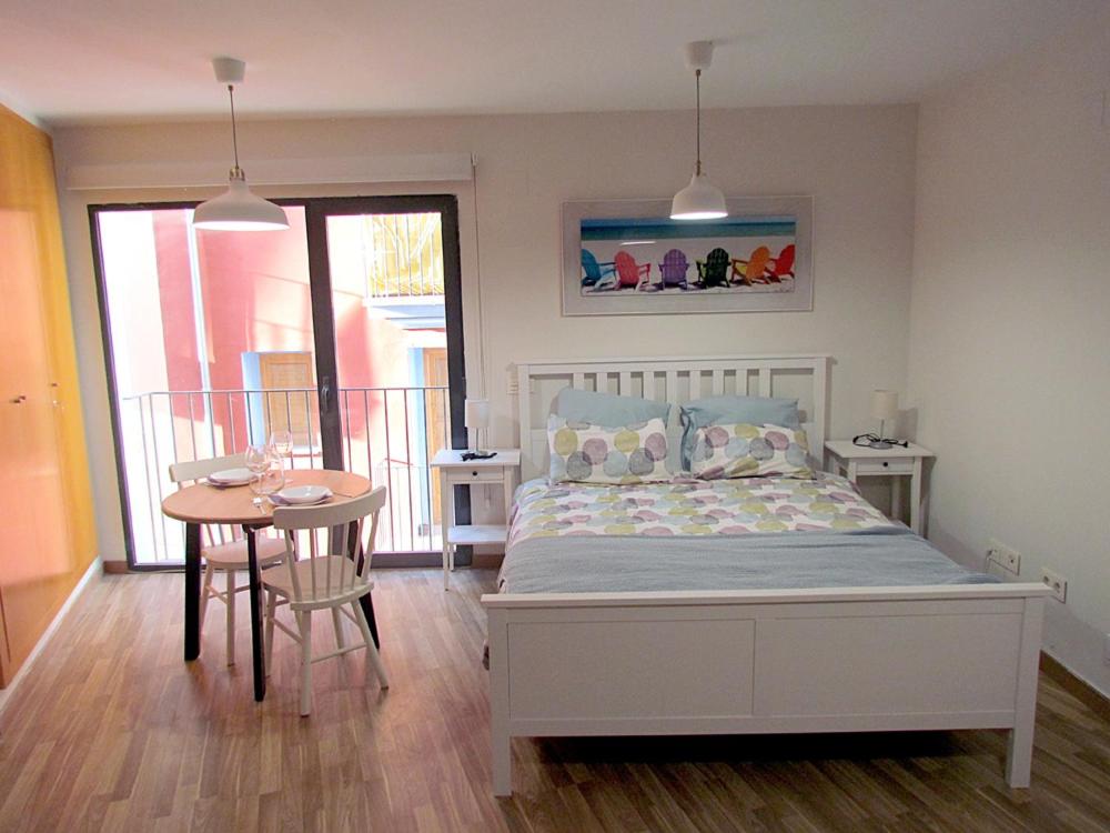 バレンシアにあるYour Home at Valencia, El Carmeのベッドルーム1室(ベッド1台、テーブル、椅子付)