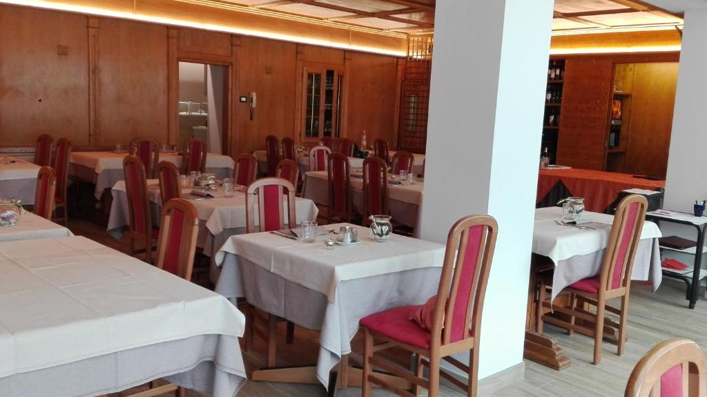 Reštaurácia alebo iné gastronomické zariadenie v ubytovaní Albergo Ristorante Cacciatori