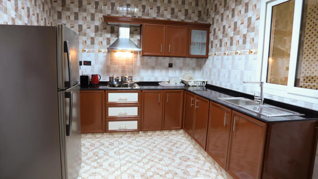 Kuchyň nebo kuchyňský kout v ubytování Remas Hotel Suites - Al Khoudh, Seeb, Muscat