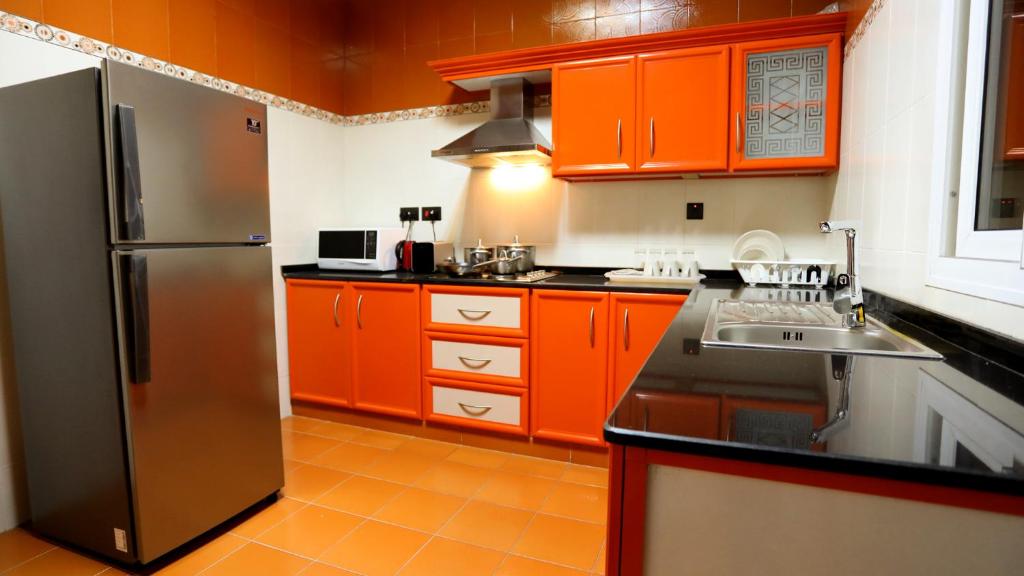Kuchyň nebo kuchyňský kout v ubytování Remas Hotel Suites - Al Khoudh, Seeb, Muscat