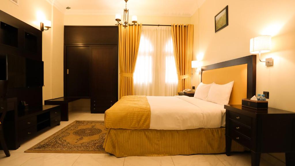 Postel nebo postele na pokoji v ubytování Remas Hotel Suites - Al Khoudh, Seeb, Muscat