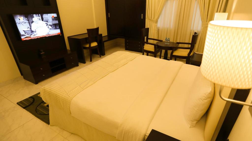 TV a/nebo společenská místnost v ubytování Remas Hotel Suites - Al Khoudh, Seeb, Muscat