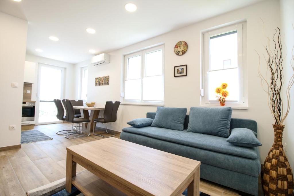 A seating area at Napfény Apartman