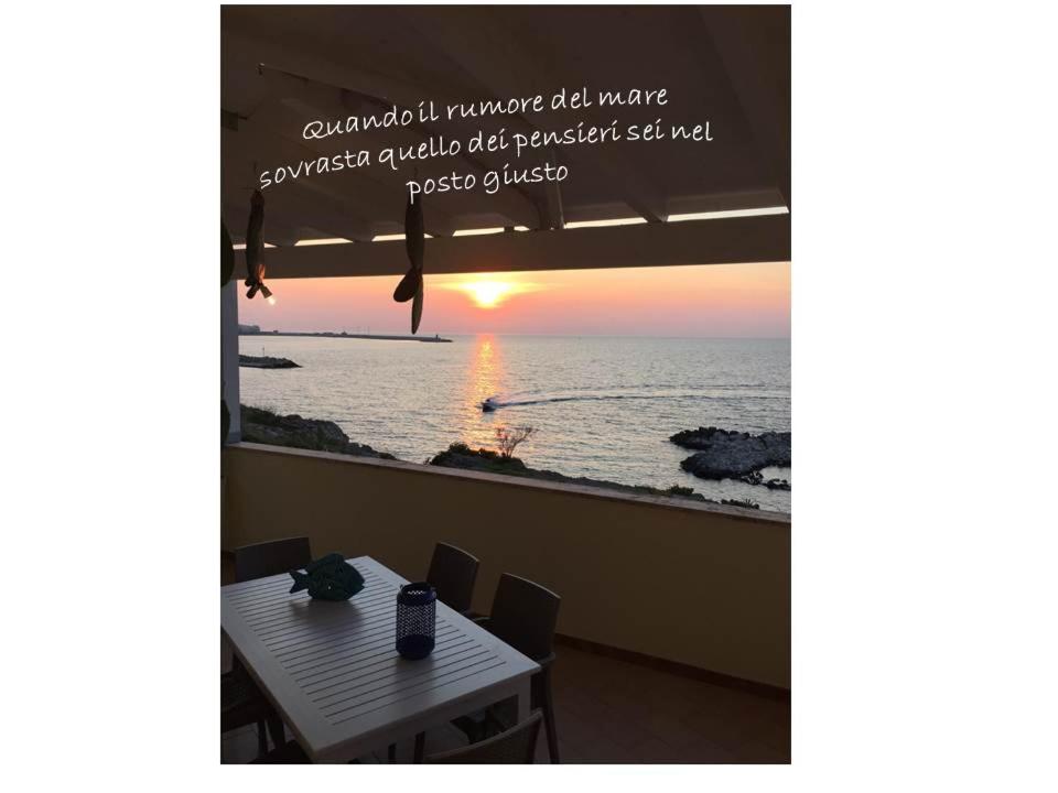 a dining room with a view of the ocean at Casa Vacanze Nord-Ovest in Gallipoli